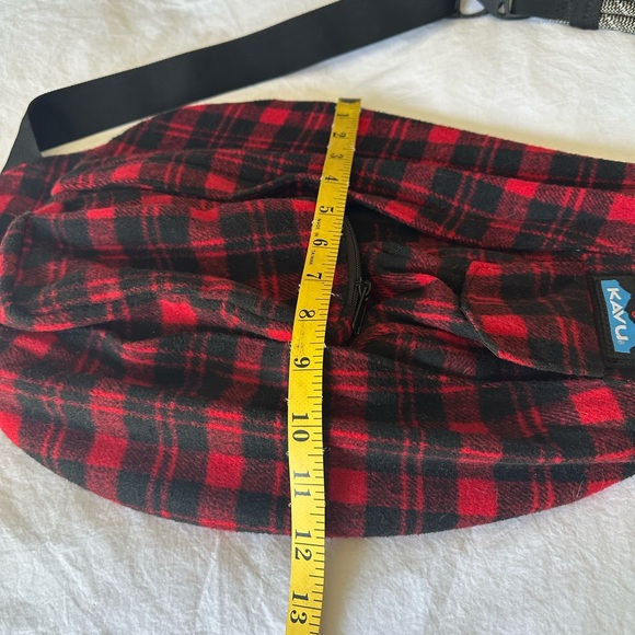Kavu Black and Red plaid sling bag, NWOT - Picture 7 of 9